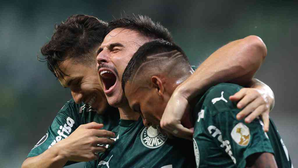 3 lugar - Palmeiras - 4 vitrias e 2 derrotas (12 pontos e 5 gols de saldo)
