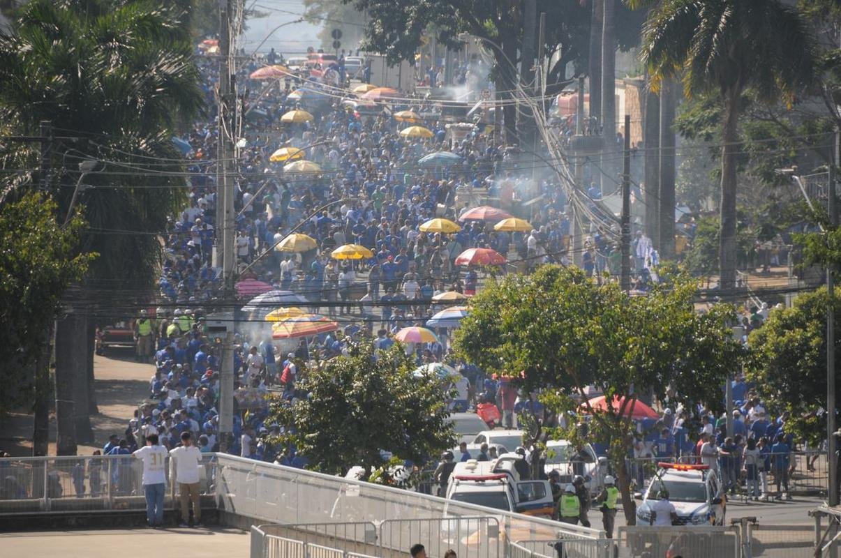 Chegada da torcida do Cruzeiro ao Mineiro para o jogo contra a Ponte Preta pela 13 rodada da Srie B do Campeonato Brasileiro. Estdio voltou a receber grande pblico
