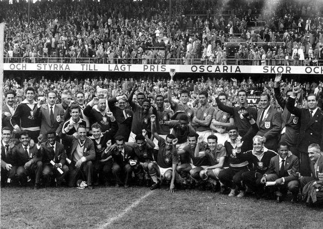 Integrantes da delegação brasileira de futebol comemoram a conquista da Copa do Mundo, realizada na Suécia, vendo-se os jogadores, Bellini (c) segurando a taçaa Jules Rimet, Pelé, Djalma Santos, Didi, Zagallo, Garrincha, Vavá, Zito, Nilton Santos, Zózimo, Mauro, o técnico Vicente Feola, entre outros