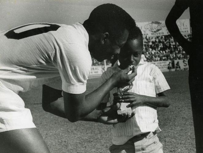 Pelé com o menino Carlos Augusto da Silva