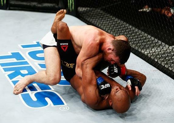 Spider voltou ao UFC com revés. Brasileiro chegou a derrubar Bisping com uma joelhada, achou que tinha vencido por nocaute, mas round havia encerrado. No fim, brasileiro acabou perdendo luta por pontos