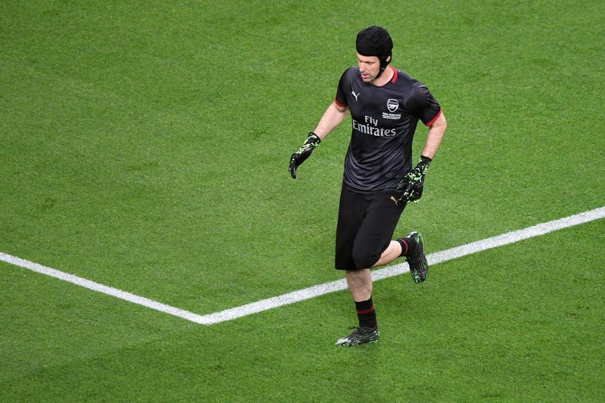 Com direito a um show de Hazard no segundo tempo, quando o craque belga marcou dois gols e ainda deu assistncia para Pedro balanar as redes, o Chelsea goleou o Arsenal por 4 a 1, nesta quarta-feira, no estdio Olmpico de Baku, no Azerbaijo, e conquistou o seu segundo ttulo da Liga Europa