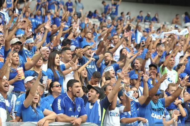 Fotos da torcida do Cruzeiro no primeiro clssico da final do Mineiro, contra o Atltico, no Mineiro