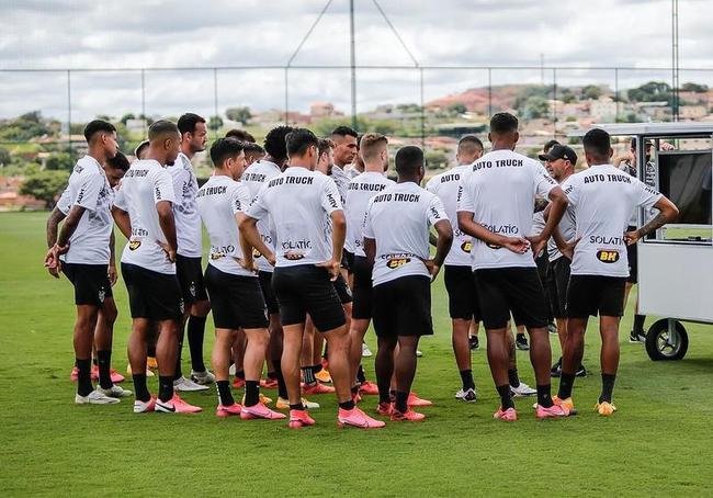 17 - Surto de Covid no elenco (novembro) - Ao longo da pandemia, jogadores e integrantes da comisso tcnica do Atltico foram flagrados diversas vezes contrariando as recomendaes sanitrias e participando, sem mscara, de eventos, festas e aglomeraes. Em novembro, o clube registrou um surto de COVID-19 na Cidade do Galo. O vrus contaminou mais de uma dezena de jogadores, alm do tcnico Jorge Sampaoli e o diretor de futebol Alexandre Mattos. Nesse perodo, a equipe apresentou queda de desempenho no Brasileiro, ocasionada, entre outros motivos, pela grande quantidade de desfalques.