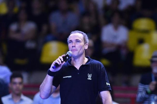 Cercado de amigos, familiares e com carinho do pblico, Bruno Soares se despediu oficialmente do tnis neste sbado (26), no Mineirinho, em BH. Multicampeo, tenista mineiro, de 40 anos, dividiu a quadra com Bob Bryan, Marcelo Melo e Rafael Matos