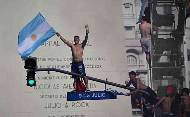Torcedor sobre o sinal de trnsito na Avenda 9 de Julio, em Buenos Aires