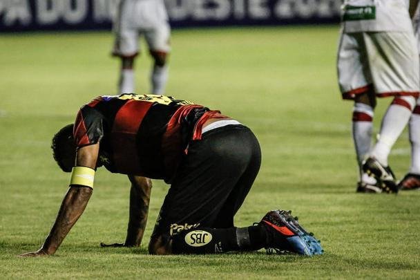 No segundo tempo, o Sport ainda ampliou o placar com Jean Patrick. Porém, com a expulsão do capitão Sander, o Imperatriz tomou a iniciativa do jogo e chegou ao empate com dois gols de Cesinha.