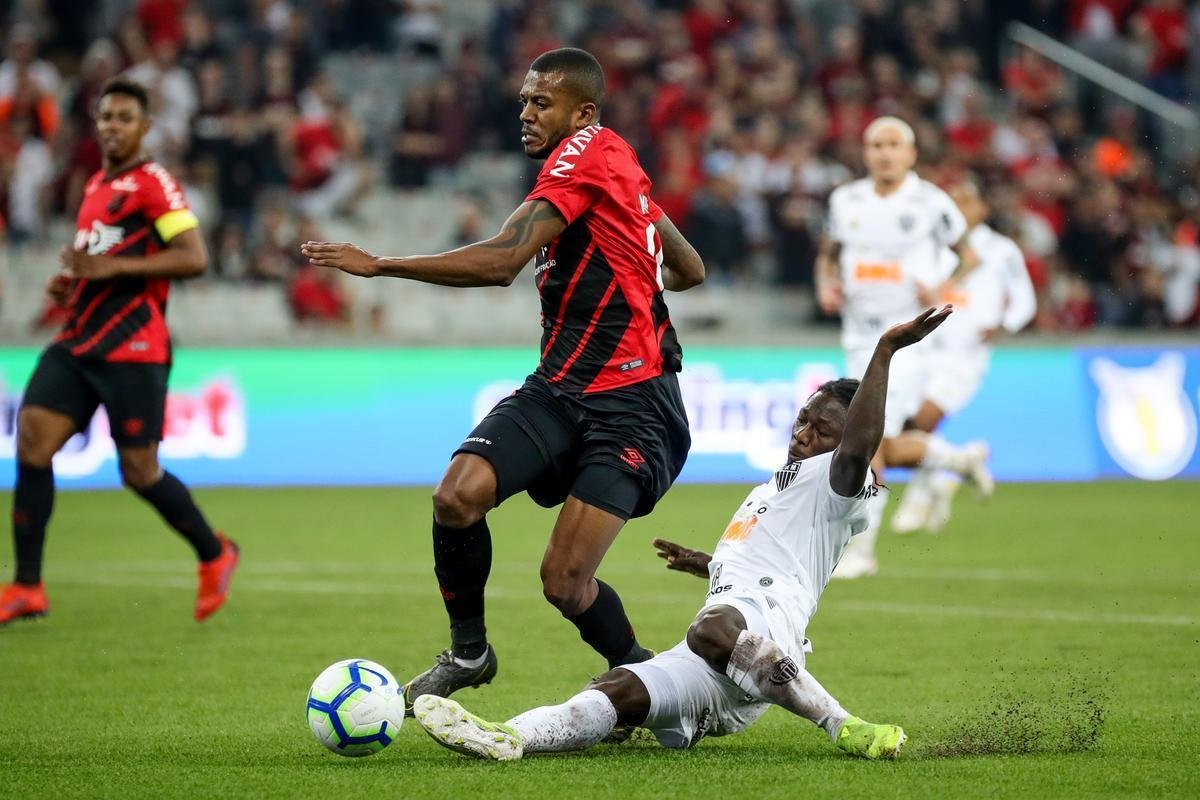 Galo perdeu muitas chances e acabou tropeçando em Curitiba