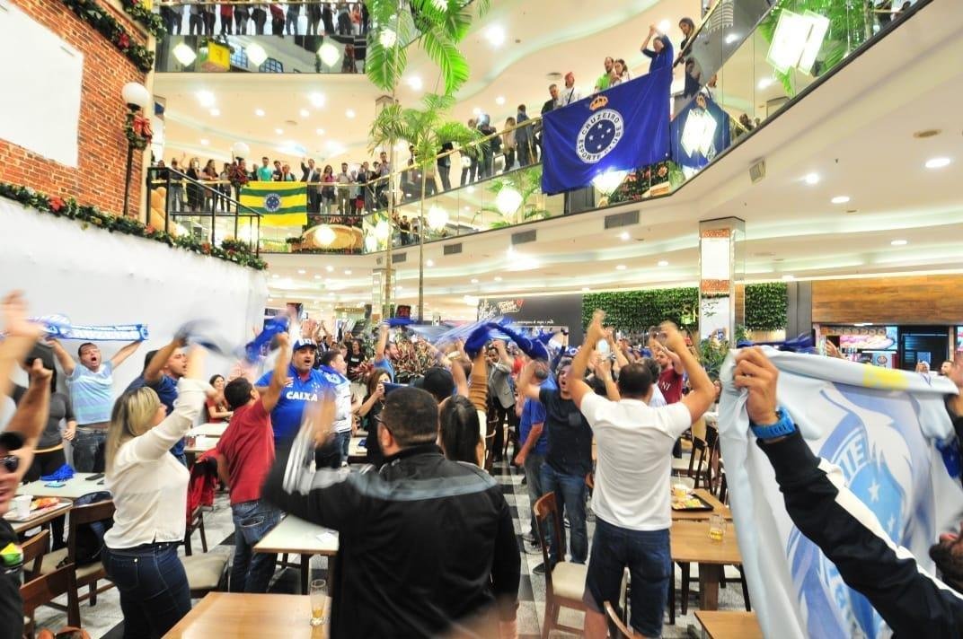 Flash mob da torcida do Cruzeiro no Diamond Mall, shopping do Atltico em Belo Horizonte
