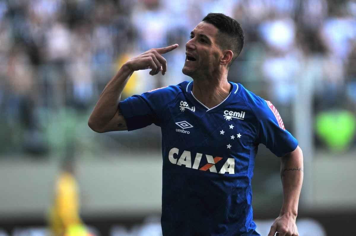 Thiago Neves colocou o Cruzeiro em vantagem no clssico: 1 a 0
