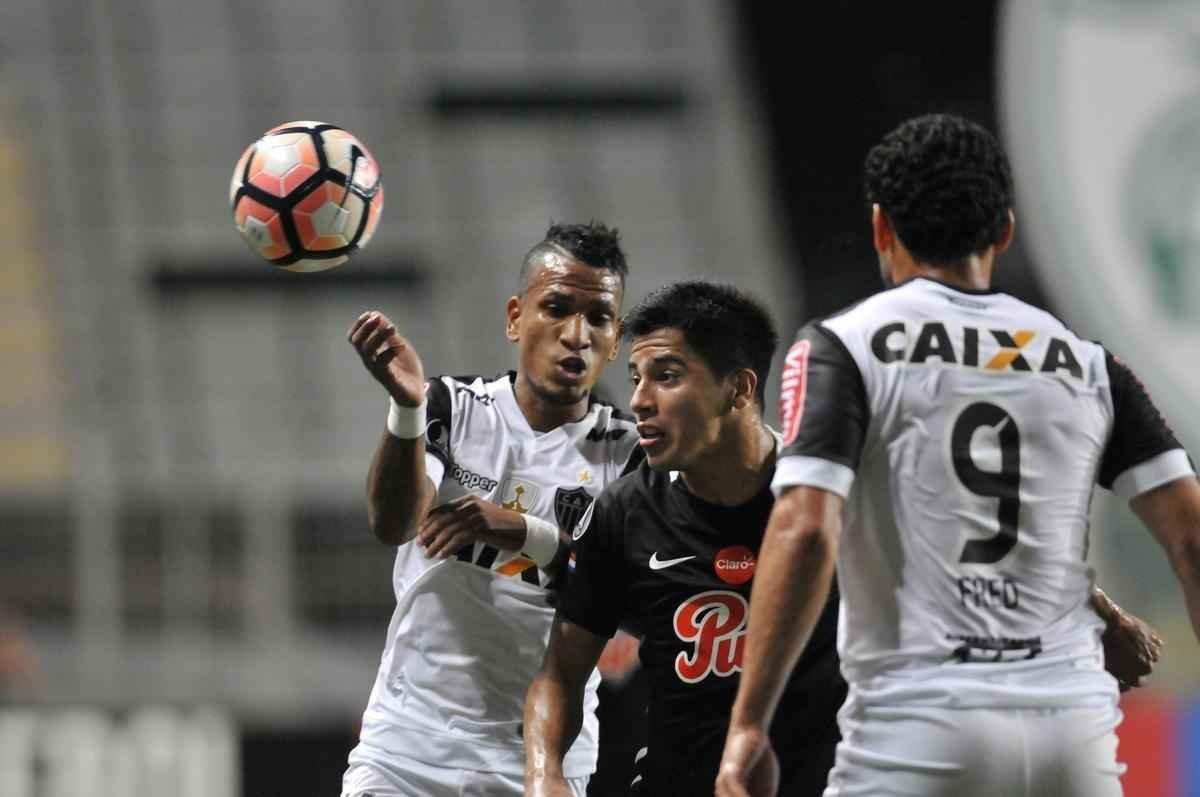 Imagens do duelo entre Atltico e Libertad-PAR, no Independncia, pela Copa Libertadores