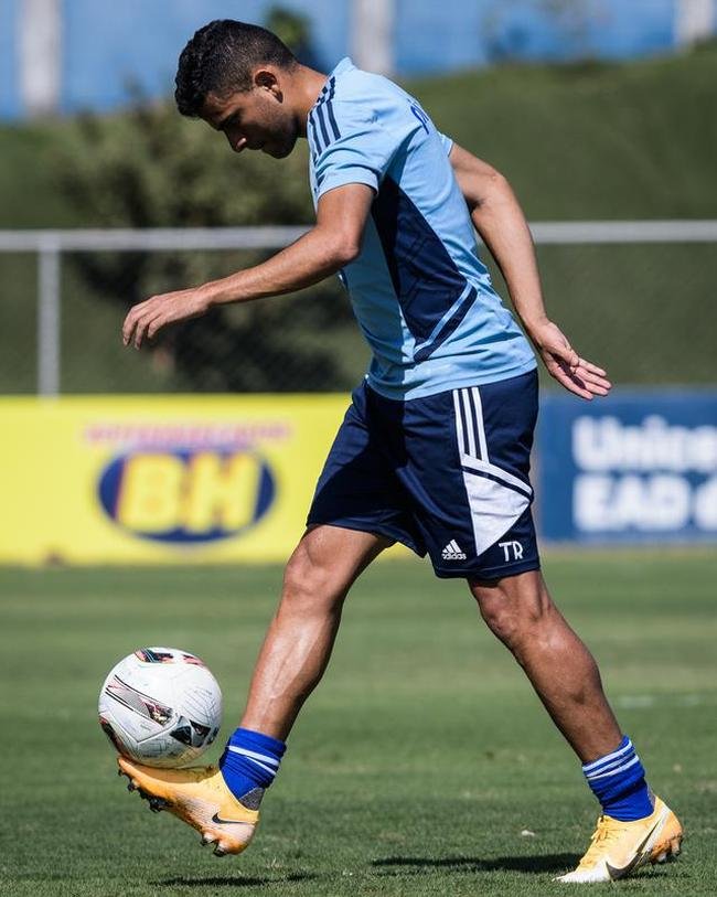 Fotos do treino do Cruzeiro nesta quinta-feira (4), na Toca da Raposa II, em Belo Horizonte. Time celeste enfrentar o Tombense no sbado, s 19h, no Mineiro, pela Srie B.