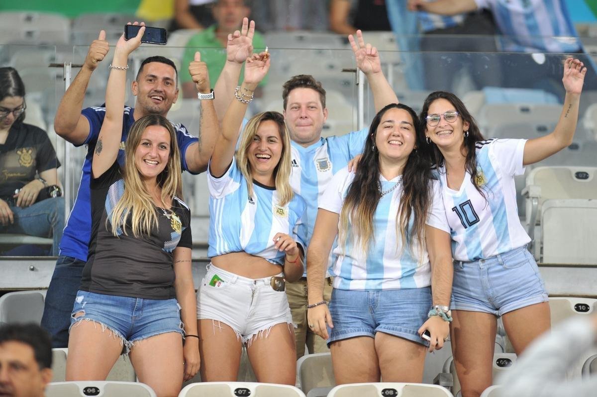 Torcedores na partida entre Argentina e Paraguai, no Mineiro, pela Copa Amrica