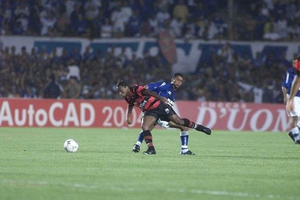 Em junho de 2003, o Cruzeiro deu o segundo passo para alcanar a indita Trplice Coroa. No dia 11 daquele ms, no Mineiro, o time dirigido por Vanderlei Luxemburgo conquistou a Copa do Brasil ao derrotar o Flamengo por 3 a 1. Os gols foram de Deivid, Aristizbal e Luiso. Alex no marcou, mas voltou a dar show em campo, assim como j havia feito no empate por 1 a 1 no duelo de ida, no Maracan, quando fez gol de letra. Aquele foi o quarto ttulo celeste no torneio de mata-matas e deu ainda mais confiana ao elenco para tambm faturar o Brasileiro no segundo semestre de 2003.
