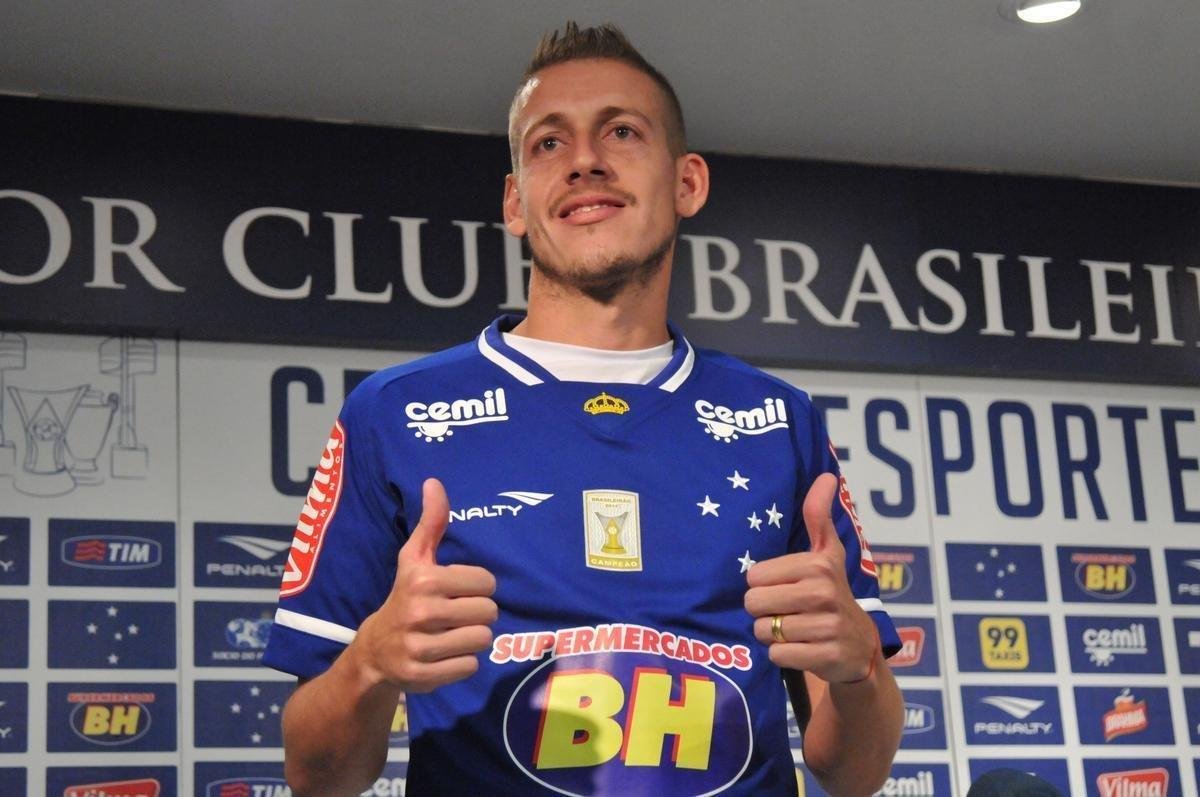 Uillian Correia (2015) - contratado ao Cear em agosto de 2015 por R$ 1,5 milho, o volante fez apenas trs partidas com a camisa do Cruzeiro. Como atleta do clube, foi emprestado duas vezes: a Santa Cruz, em 2015, e ao Vitria, em 2017.