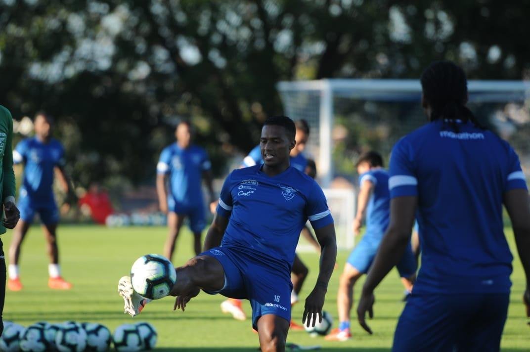 Seleo Equatoriana realizou primeiro treinamento na Toca da Raposa II nesta quinta-feira