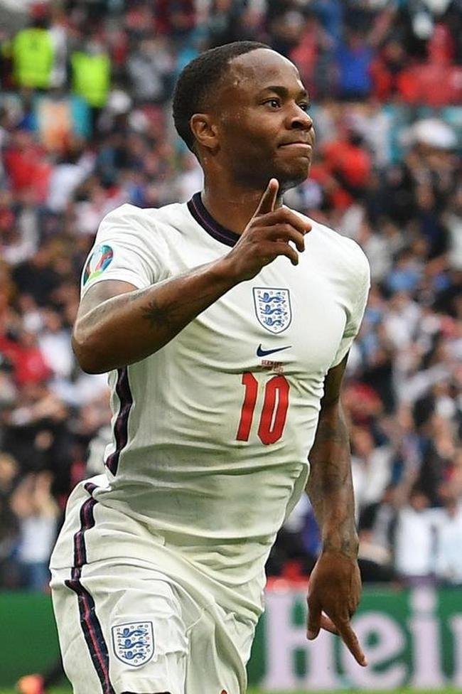 Fotos do gol de Sterling, da Inglaterra, sobre a Alemanha, em Wembley. Ingleses venceram por 2 a 0 e avan�aram �s quartas de final da Eurocopa
