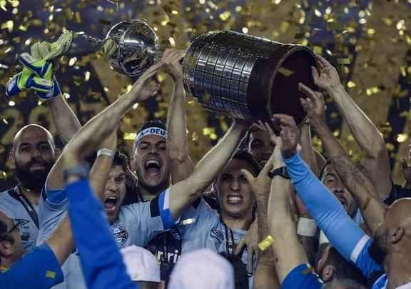 Capito Pedro Geromel ergueu a taa do Grmio em mais uma conquista continental