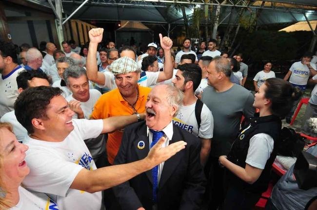 21/8 - MANOBRA MANTM ITAIR NA GESTO: aps a deciso judicial que afastou Itair Machado do cargo de vice-presidente de futebol, o presidente Wagner Pires de S lanou mo de uma manobra administrativa para manter o seu brao dando as cartas no clube. S nomeou Itair para o cargo de assessor esportivo da presidncia. Durante mais de um ms, ele frequentou a sede administrativa do Barro Preto graas a esse expediente