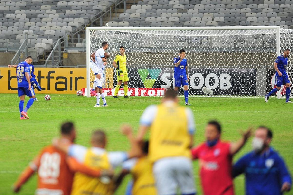 Com gols de Marcos Serrato e Renato (2), o Ava venceu o Cruzeiro por 3 a 0, neste sbado, no Mineiro, pela 12 rodada da Srie B