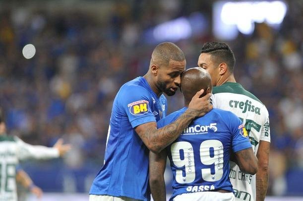 Depois do gol do Palmeiras, o jogo ficou tenso e com ataques alternados