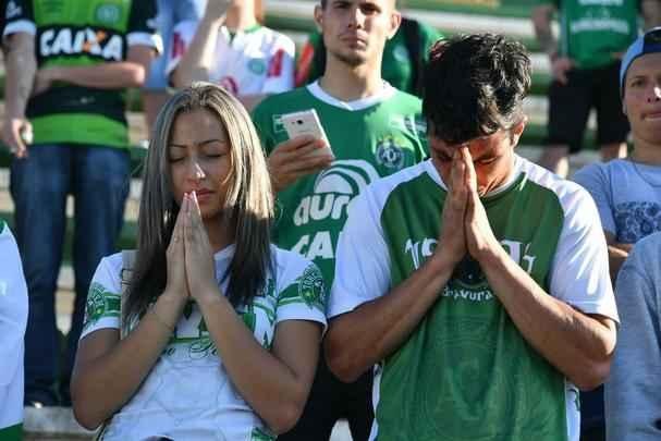 Chapec amanheceu arrasada: milhares de pessoas foram  Arena Cond chorar a morte de 71 pessoas na queda do avio que levava a Chapecoense a Medelln para a final da Copa Sul-Americana. Dia foi de oraes para a vtimas e os seis sobreviventes, dentre eles trs atletas: o goleiro Follmann, o zagueiro Neto e o lateral Alan Ruschel. Cidade do Oeste de Santa Catarina est de luto.
