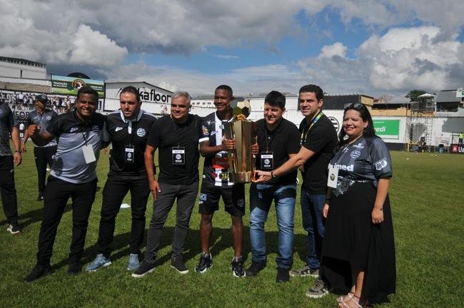 Festa do Athletic ao receber trofu de campeo mineiro do interior