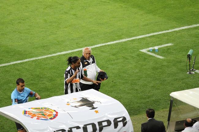 Ronaldinho pode ter feito, contra o Lans, na despedida da Recopa, o seu ltimo jogo pelo Atltico