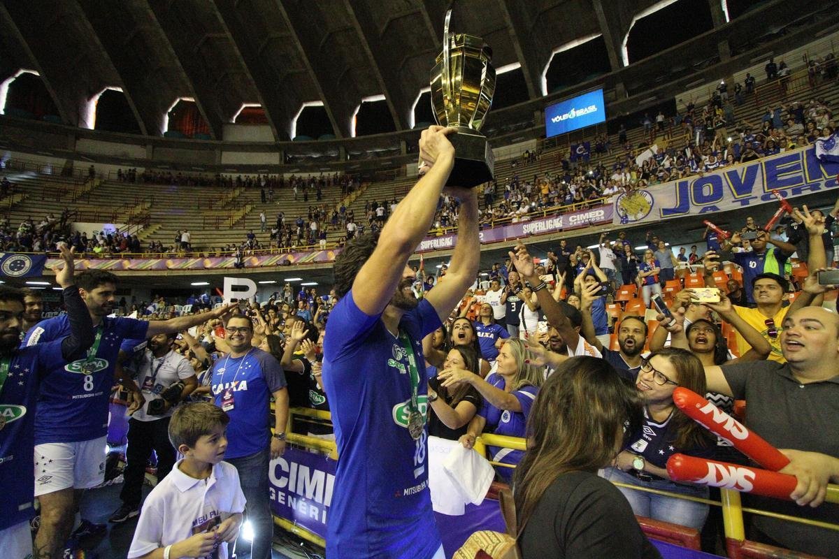 Depois da vitria sobre o Sesi, jogadores do Cruzeiro fizeram grande festa no Mineirinho, em BH