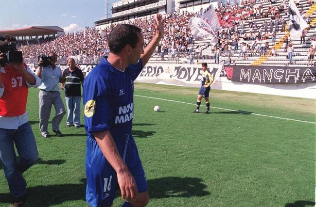 Edmundo (2001) - Contratado para a disputa do Campeonato Brasileiro, em meados de julho, o 'animal', como era conhecido, decepcionou em sua passagem pelo Cruzeiro. Foram apenas 15 jogos e seis gols marcados. Sua demisso aconteceu em 3 de outubro de 2001, depois de uma grande polmica. Edmundo desperdiou um pnalti em jogo diante do Vasco e acenou para a torcida carioca depois de ter o nome cantado. A Raposa foi derrotada por 3 a 0 naquela oportunidade. 