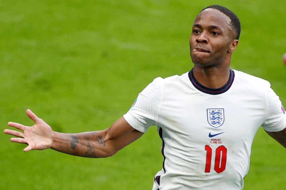 Fotos do gol de Sterling, da Inglaterra, sobre a Alemanha, em Wembley. Ingleses venceram por 2 a 0 e avanaram s quartas de final da Eurocopa