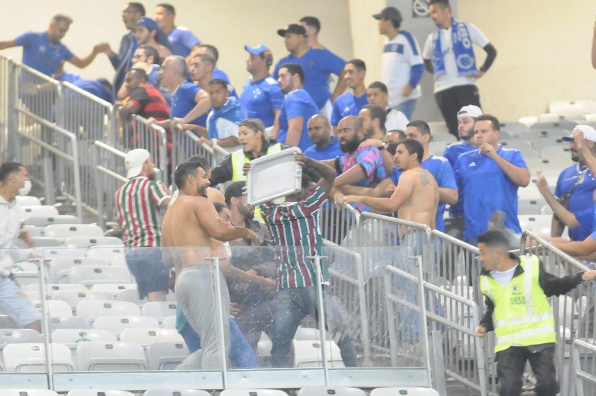 Briga entre torcedores do Cruzeiro e do Fluminense, no Mineiro, antes de jogo pelas oitavas de final da Copa do Brasil. Atrito foi na divisria, no anel superior do estdio