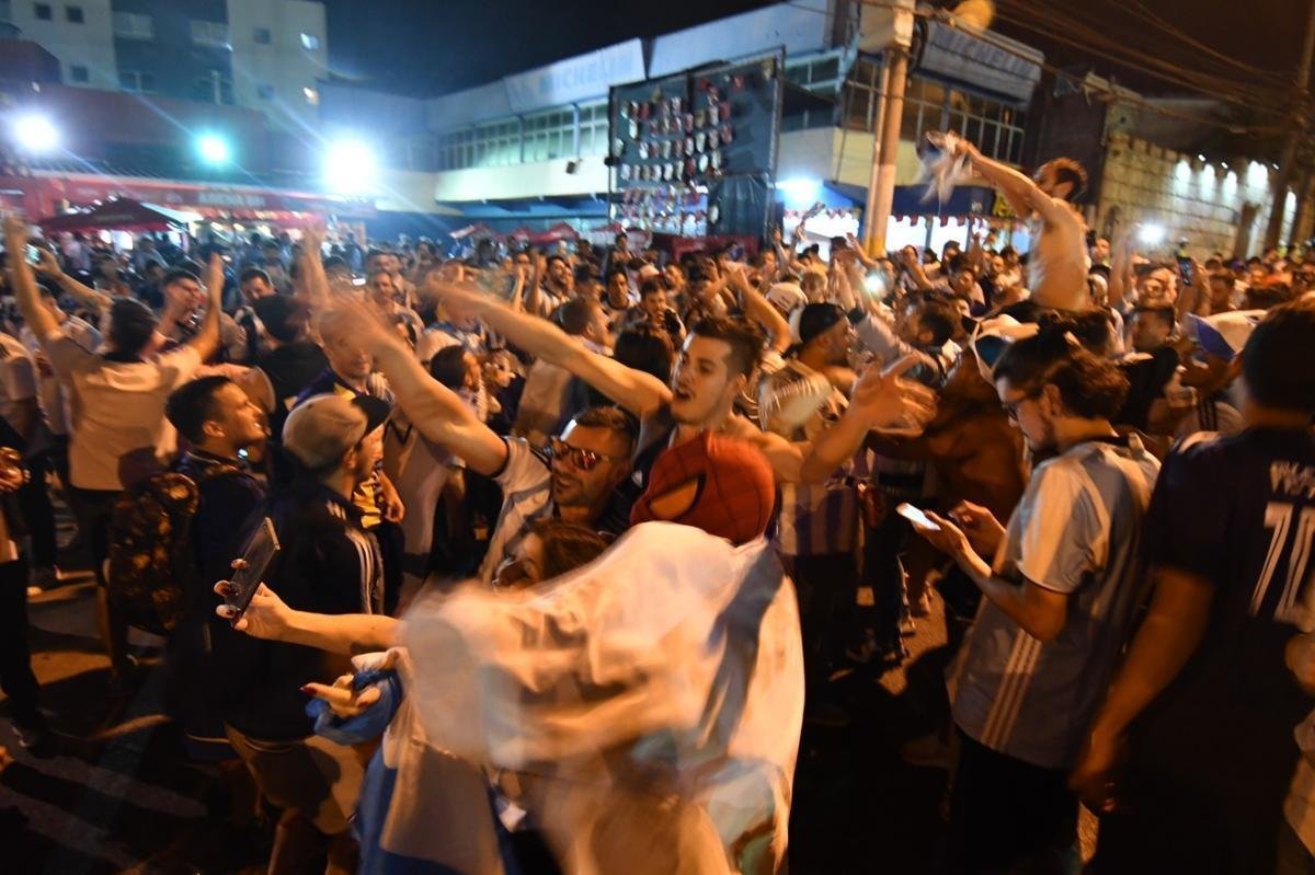 Torcedores de Argentina e Paraguai na chegada ao Minero para duelo pela Copa Amrica