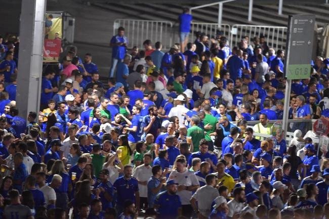 Mineiro teve show de luzes e iluminao especial antes do jogo entre Cruzeiro e Ituano pela Srie B do Campeonato Brasileiro. Estdio aderiu  campanha Outubro Rosa, de conscientizao da sociedade para a preveno do cncer de mama. Houve ainda espetculo com fogos e aes de patrocinadores do clube na esplanada para o torcedor, que festejou com o time o ttulo da Srie B do Brasileiro