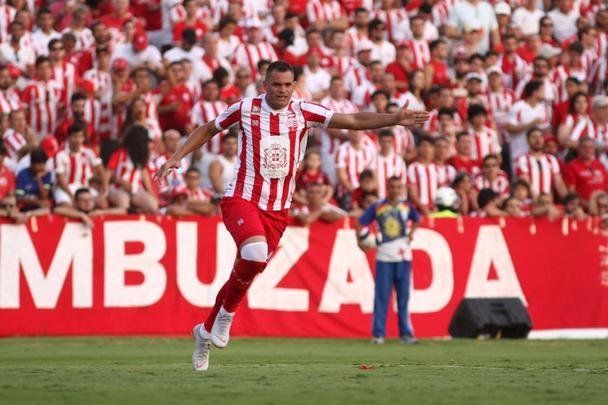 Na reabertura dos Aflitos, em dezembro de 2018, e a partir de março de 2019, o Náutico começou a utilizar uma marca própria, a NSeis. Na foto, atacante Wallace Pernambucano usa 1º uniforme da NSeis na reabertura dos Aflitos