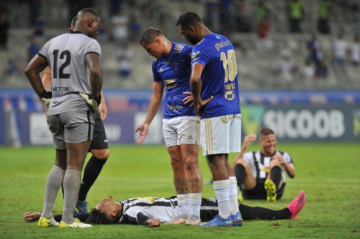 Edu marcou o gol da vitria do Cruzeiro sobre o Democrata-GV no ltimo minuto e mostrou novamente poder de deciso