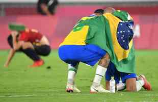 Jogadores do Brasil recebem medalha de ouro; veja fotos