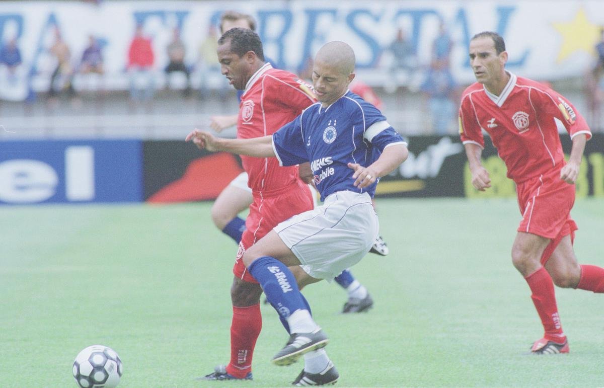 O craque Alex, do Cruzeiro, foi o artilheiro do Campeonato Mineiro de 2004, conquistado pelo clube. Ele marcou 14 gols.