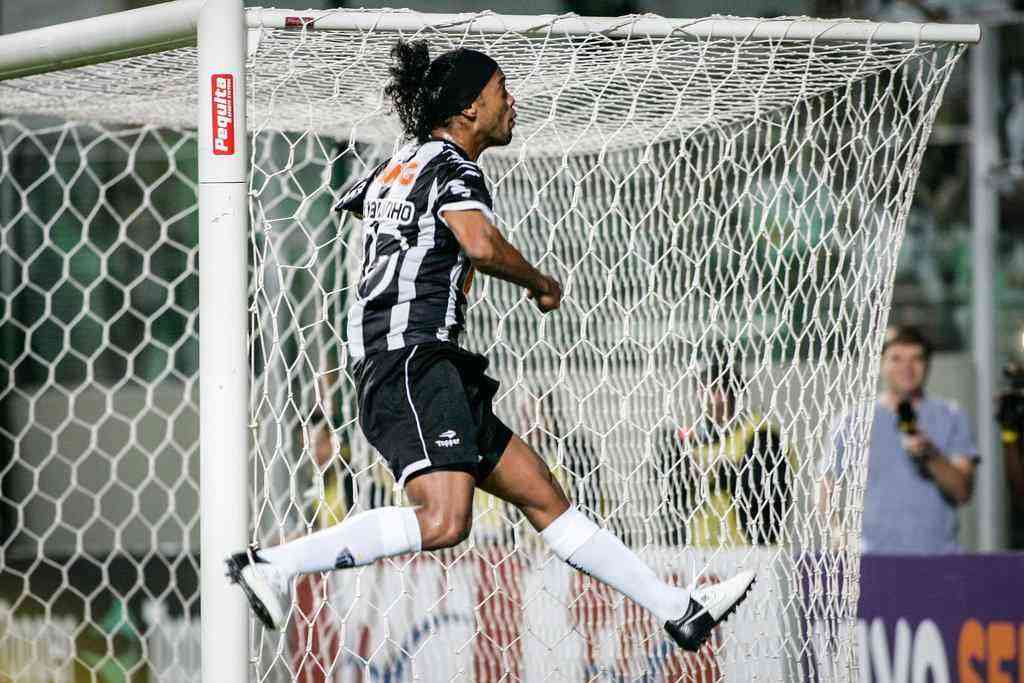 Na estreia de Ronaldinho Gacho no Independncia, o time goleou o Nutico por 5 a 1