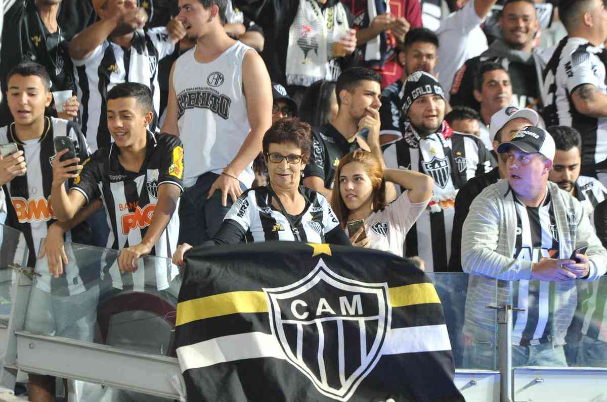 Torcedores do Atltico lotam as arquibancadas do Mineiro para acompanhar a partida vlida pelas quartas de final da Copa do Brasil