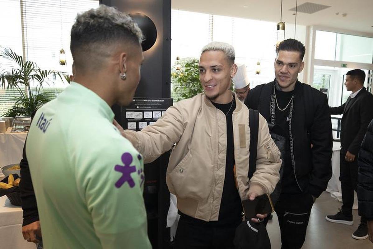 Nesta segunda-feira, os atletas que defendem clubes europeus comearam a se apresentar em Turim. Com isso, a Seleo Brasileira aguarda apenas a chegada de Marquinhos e Neymar 