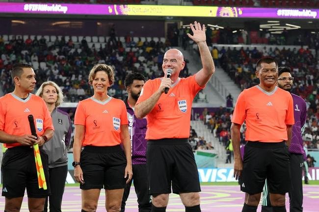 Jogo festivo entre lendas das Copas do Mundo reuniu �dolos do futebol como Materazzi, Essien, Michel Salgado, Seedorf, Jorge Campos, Terry, Del Piero, Vieri, Makelele, Deco, Zanetti, Batistuta, Mario Kempes, Cafu e Roberto Carlos no Est�dio Al Thumama e teve presidente da Fifa Gianni Infantino como �rbitro