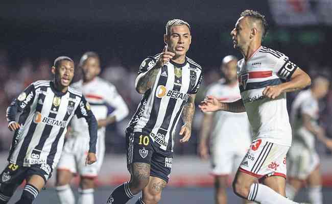 Com dois gols de Vargas, Atltico busca empate com So Paulo no Morumbi