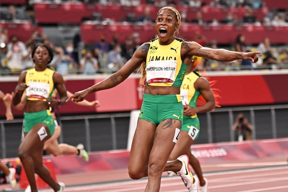 Fotos espetaculares da vitria da jamaicana Elaine Thompson-Herah nos 100m rasos dos Jogos Olmpicos de Tquio com o tempo de 10s61. A velocista quebrou o recorde olmpico e comandou o pdio jamaicano ao lado de Ann Fraser-Pryce, prata, e Shericka Jackson, bronze.
