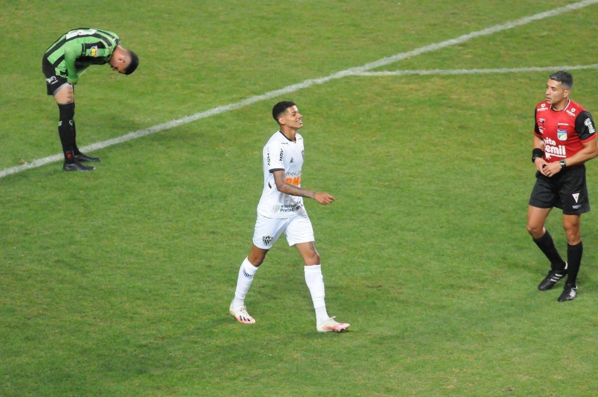 Marrony ampliou e fez 2 a 0 para o Atltico no segundo tempo