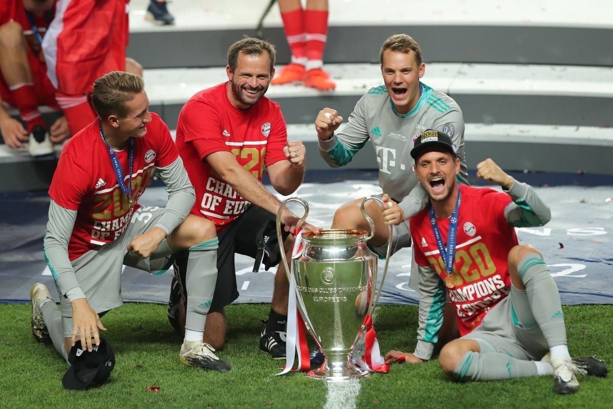 Bayern conquistou o hexa da Liga dos Campeões da Europa ao vencer o PSG por 1 a 0, neste domingo, no Estádio da Luz, em Lisboa. Coman marcou o gol do título alemão. Capitão Neuer ergue a taça junto aos seus companheiros.