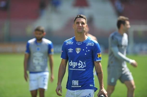 Jogadores do Cruzeiro e tcnico Rogrio Ceni deixaram campo do Independncia muito abatidos depois de derrota por 4 a 1 para o Grmio, pela 18 rodada do Campeonato Brasileiro. Torcida xingou diretoria, em especial o vice-presidente de futebol, Itair Machado