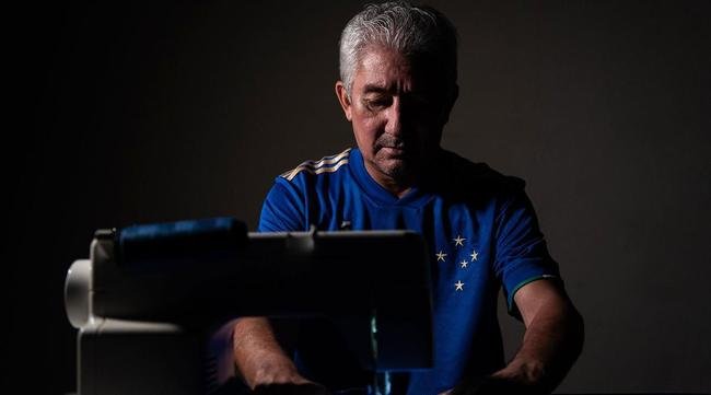 dolos exibiram detalhes da nova camisa do Cruzeiro, em homenagem ao centenrio celeste. Na foto, o ex-lateral e capito Nonato.