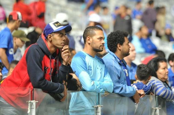 Torcida do Cruzeiro encarou frio e crise de abastecimento para apoiar o time contra o Palmeiras, no Mineiro