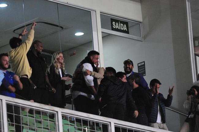 Investidor do Cruzeiro, Ronaldo marca presena em jogo contra o Grmio no Independncia 